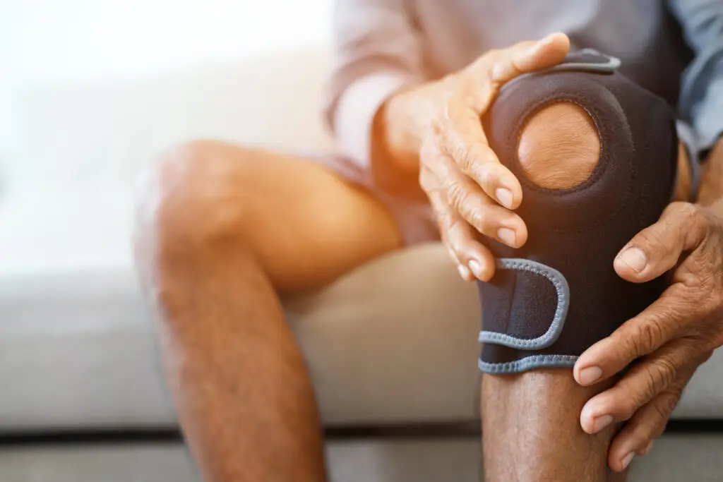 Osteoarthritis is more common in the elderly. Causes knee pain, swelling, redness, stiffness in the knee, clinging noise in the knee.